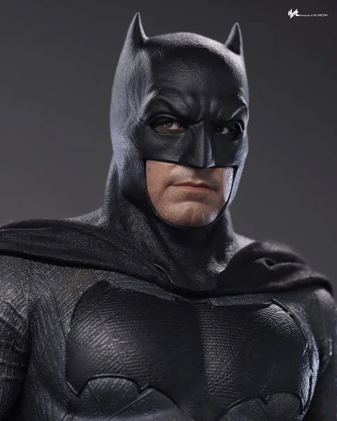 Hot Toys MMS732 Batman v Superman: Dawn of Justice - 1/6th scale Batman (2.0) Collectible Figure (Deluxe Version)